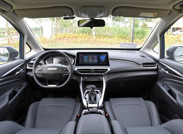 匹配三缸机和双离合,售价8.68万元起的大通G50注定成“炮灰”?