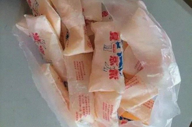 冰袋,其实里面装的就是甜水,一毛钱一袋,一般都是冻好了再拿出来卖.