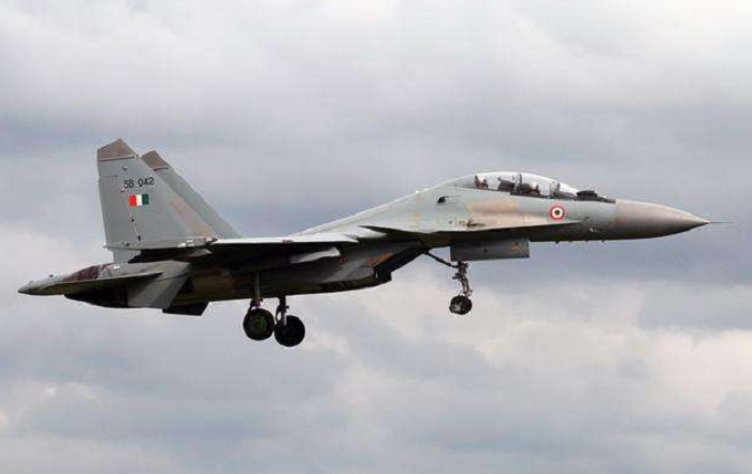 难以掩盖内心激动！枭龙战机终于一战成名，俄罗斯：有我们的血统