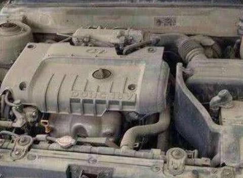 修车师傅：发动机的灰尘别用毛巾擦，学会用这招，灰尘就可全跑光