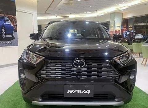 首台全新2019款丰田RAV4到店！黑色车身相当硬气 换装电子手刹！