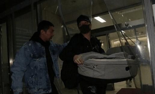 赵丽颖产后出院,冯绍峰全程用身体护送