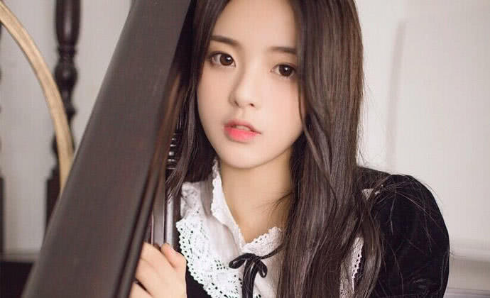 杨超越泳装写真曝光,黑色泳衣勾勒完美身材,网