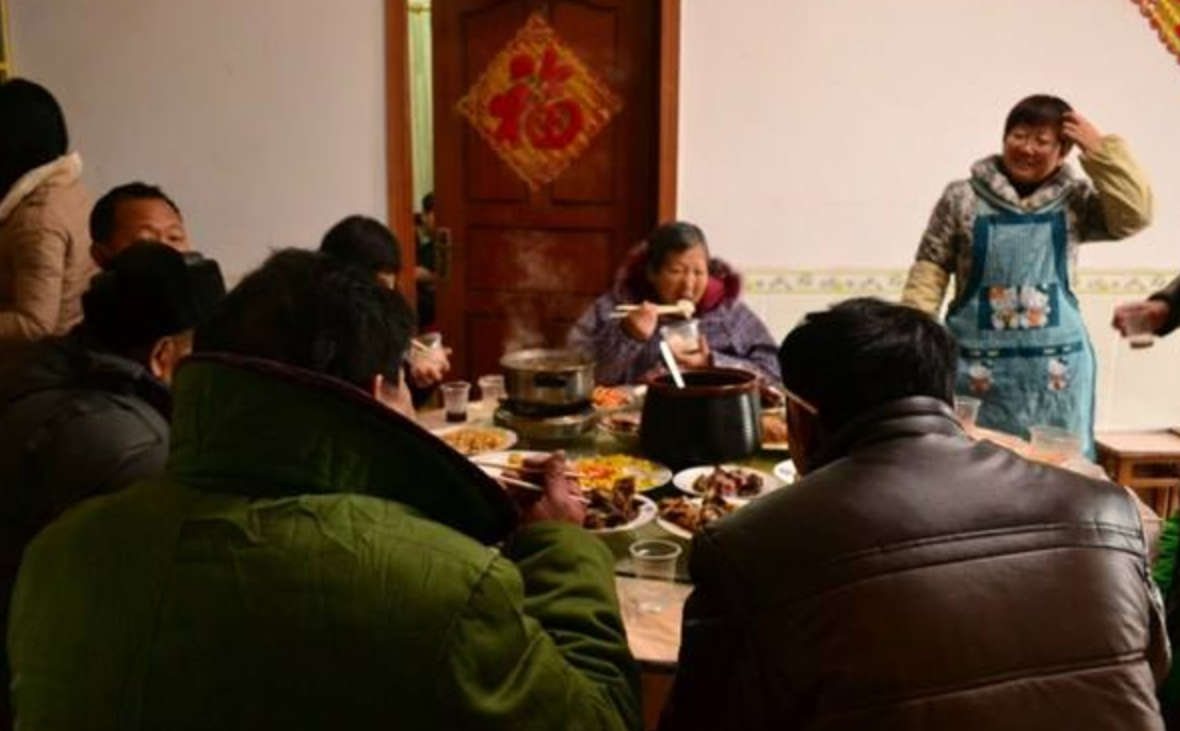 在农村过年走亲戚时, 为什么在亲戚家吃饭的人越来越少? 解疑惑了