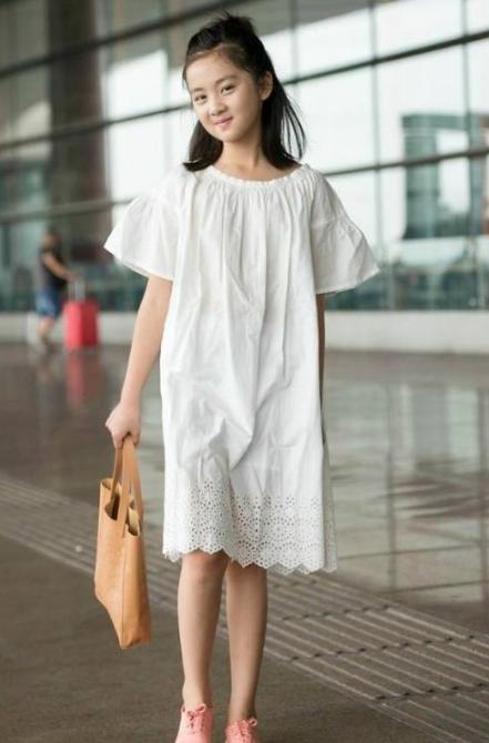 黄磊女儿又化妆，12岁青春少女成30岁贵妇，网友：没认出来！