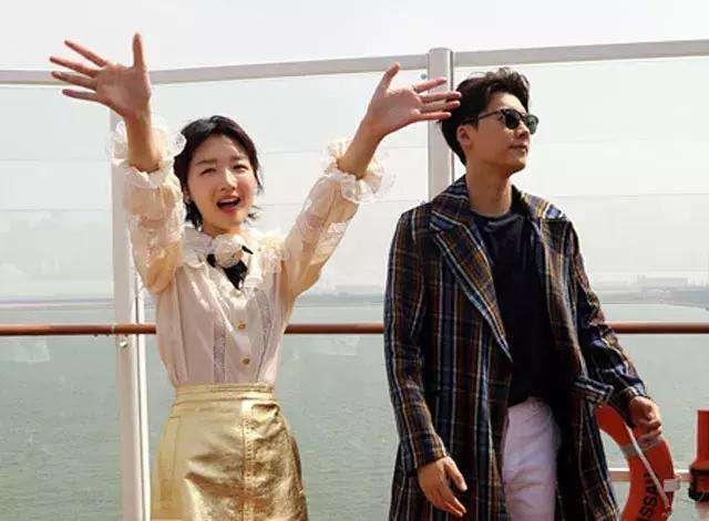 尽管周冬雨都给李易峰喂饺子吃,但从同框照来看,两人性格有不同