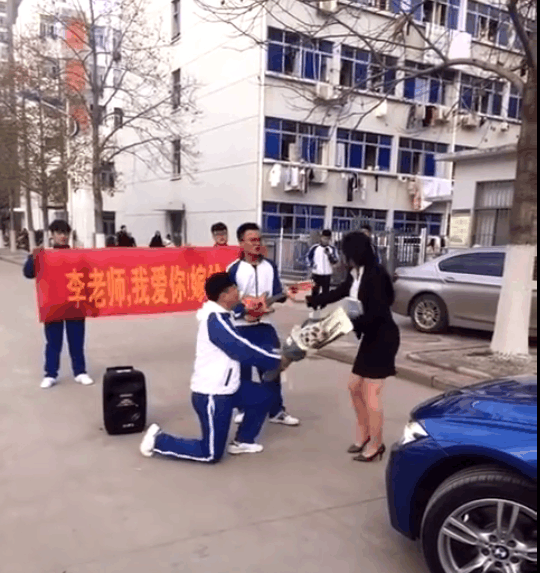 某中学生在校园里向女老师求婚,网友看了: 现在的学生都怎么了