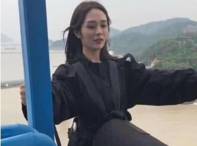 "佛系"蹦极女孩走红,表情淡定撞脸各路女星,网友:最贵