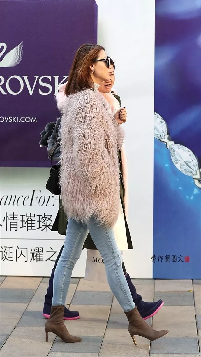街拍：鞋跟超细的高跟短靴美女