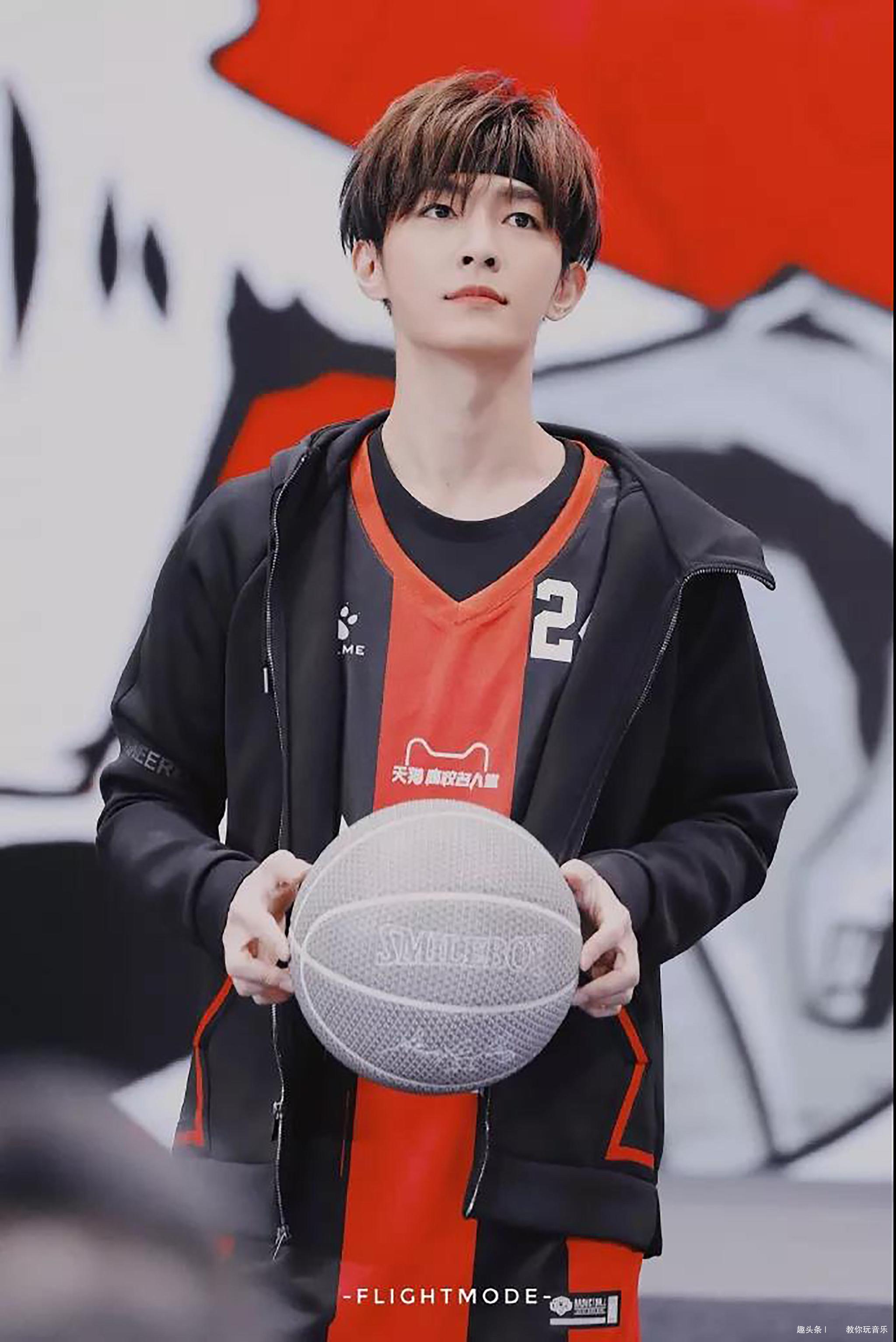 两代男神同框,炎亚纶比范丞丞大14岁却看不出差别,神颜啊!