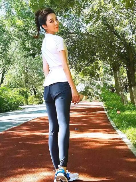 李思思，追赶初秋的风，美貌与智慧并重的才女