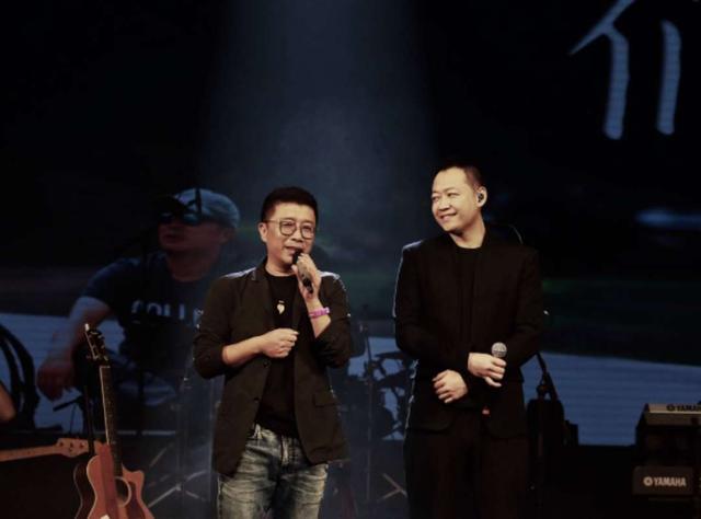 他因一首《两只蝴蝶》而火爆全国，如今举办演唱会，却无人回应