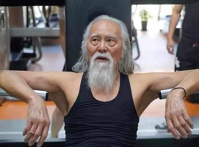 他是82岁的"中国最帅大爷",走秀不输小鲜肉,竟还是宠妻狂魔?