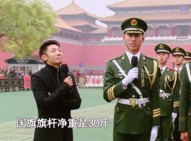这位兵哥很特殊，他同时拥有中士和中尉两种军衔，你知道为什么吗