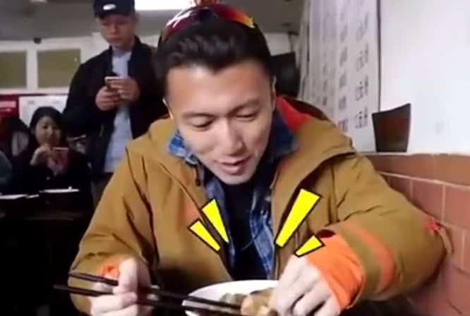 谢霆锋吃牛杂时发现头发,接着的举动让人惊叹