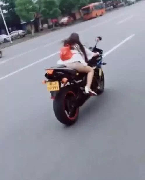 抖音机车女孩走红网络,网友:“不穿裤子”骑机车就是拉风啊!