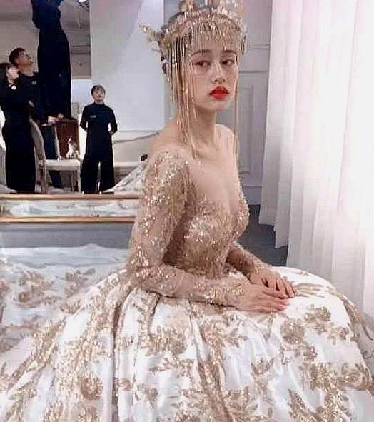 “最贵婚纱”火了,当看到新娘脸的那刻,网友:婚纱吃亏了! “最贵婚纱”火了,当看到新娘脸的那刻,网友:婚纱吃亏了!