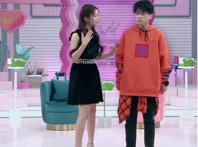 杨超越真拼,穿十几厘米高跟鞋凑身高,网友:男嘉