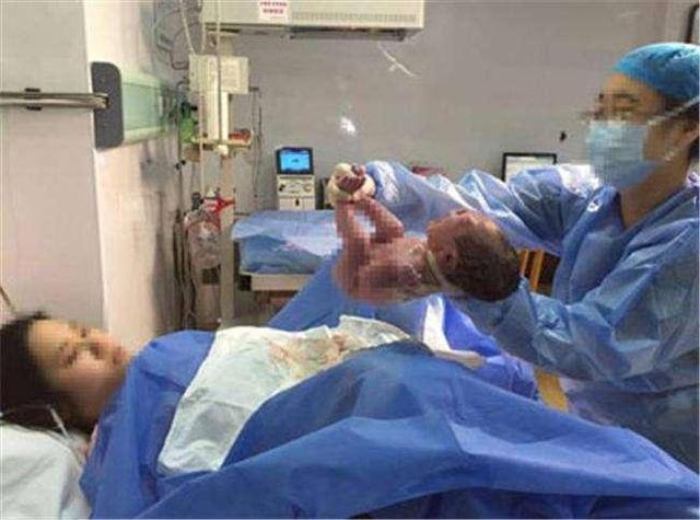 24岁孕妇顺产下女宝,刚出产房,老公发来信息说旅游去了