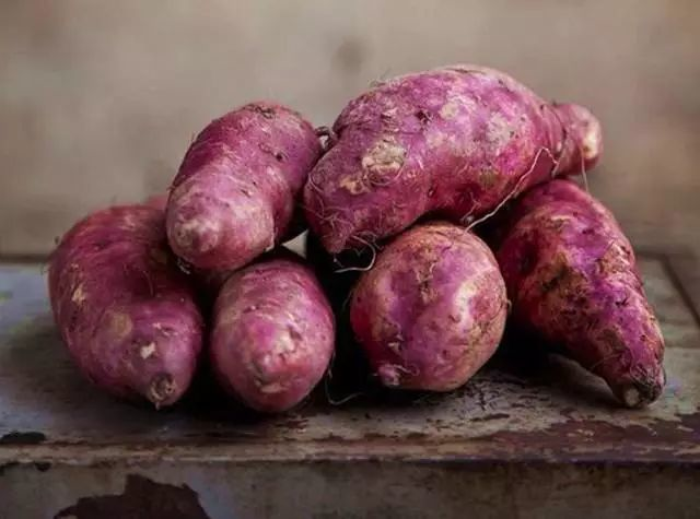 ▼ 发 胖 原 因 薯芋类蔬菜淀粉含量比较高,属于蔬菜中的主食.