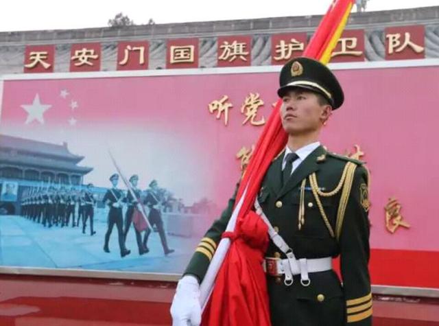这位兵哥很特殊，他同时拥有中士和中尉两种军衔，你知道为什么吗