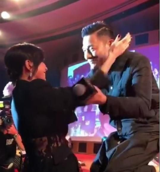 刘德华的人生三跪,不但没有跪掉尊严,反而跪出