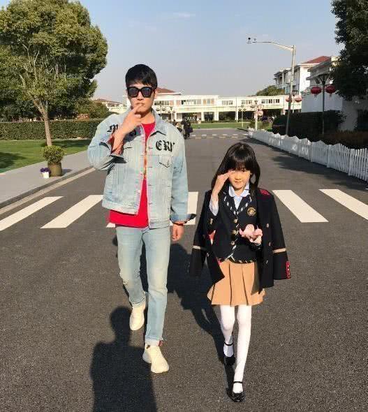 陆毅女儿近照,五官精致越长越美,多才多艺惹人