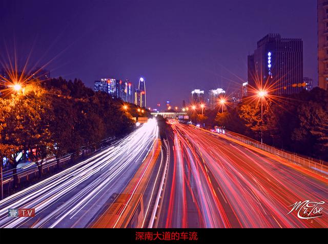 深南大道周边道路通畅,夜晚这里车辆较为多,站在天桥上,这里灯火霓虹