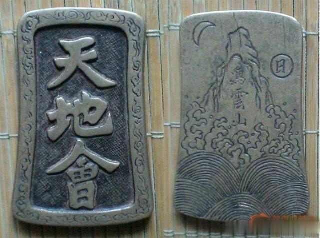 农民锄出一个烂铁牌，专家剥茧抽丝，发现一个价值15亿元绝世宝藏
