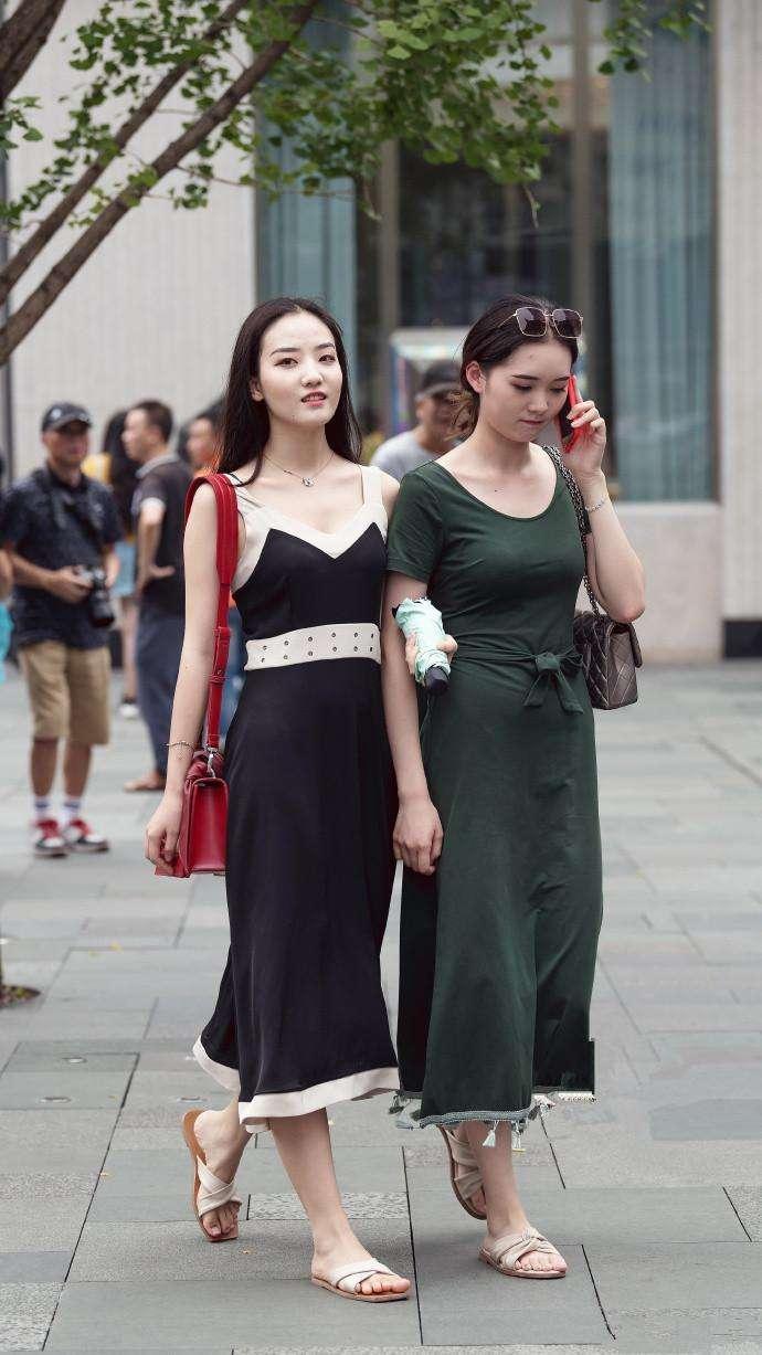 街拍:非常显眼的黄色吊带连衣裙美女,身材高挑,气质优雅!