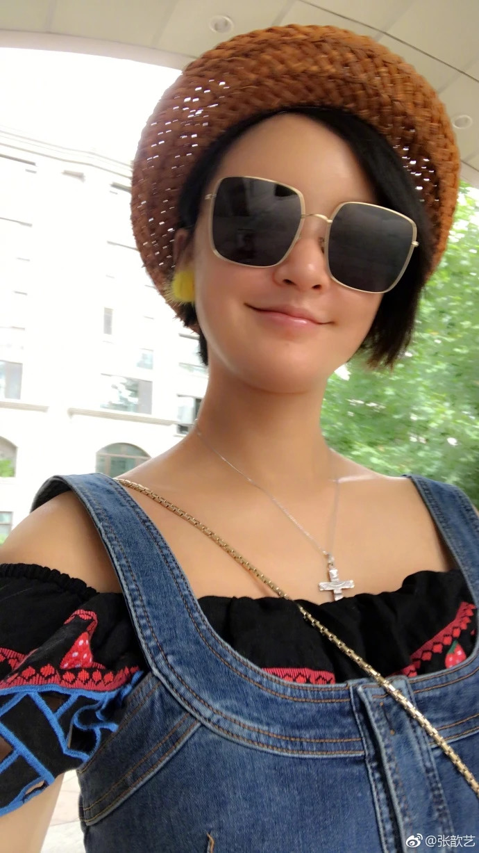 张歆艺挺孕肚踩恨天高出席活动,准妈妈彻底发胖还惊现双下巴