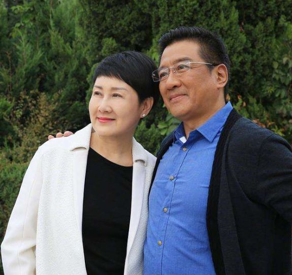 56岁张凯丽近照,丈夫身份不一般,女儿隐瞒21年终于公开