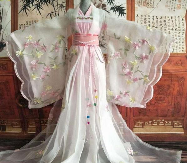 心理测试:你一眼看中哪件古装裙?测你上辈子是