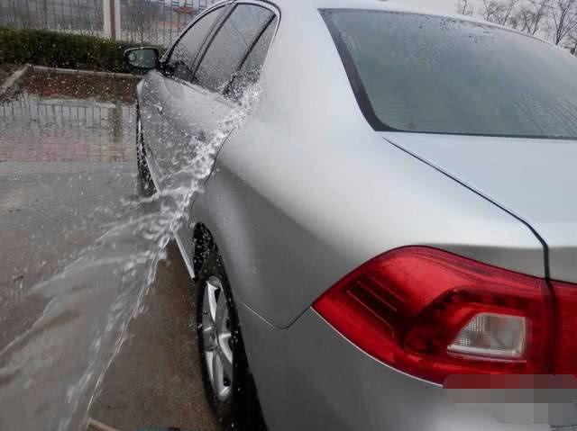 洗车只洗表面没有用，这几个地方常清洗，天天都像开新车