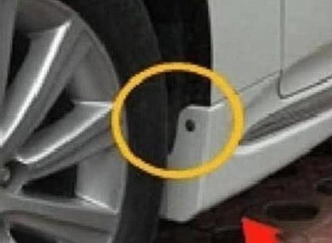 汽车轮胎旁边的小孔从没用过