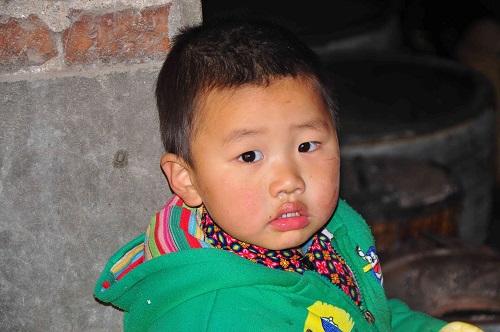 男孩四岁吃半个月白饭,邻居看他可伶要收留他