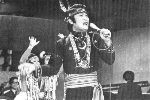 凭借歌曲《相聚在龙年》和《娜鲁湾情歌》,万沙浪这个名字瞬间红遍