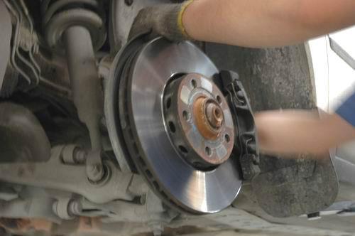 汽车刹车片多久更换一次？很多人都没搞清，机修工：别超过这个数