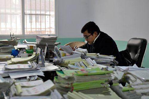 有人辞职离开有人拼命考编:中小学教师的职业