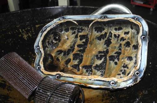 打开机油盖，为什么上面有一层“牛奶液体”？老司机：赶紧叫拖车