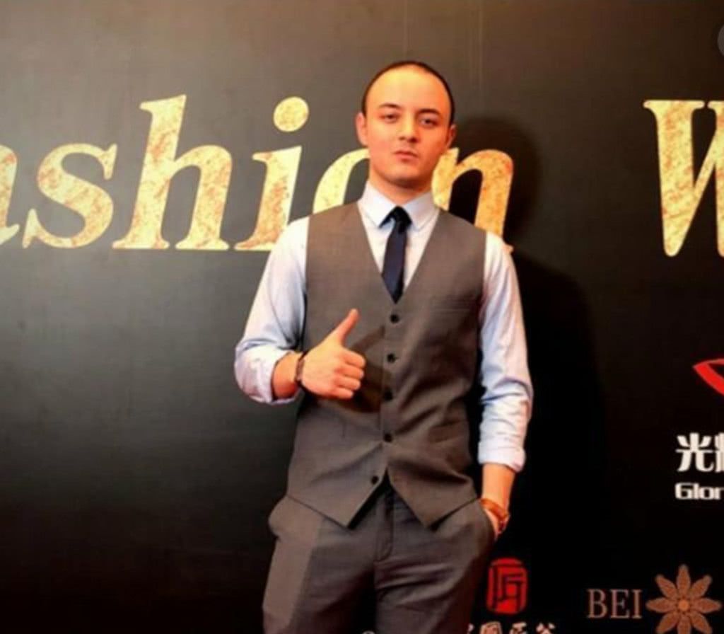 风靡一时的童星阿尔法,18岁就"秃顶",头发长回来很帅气!