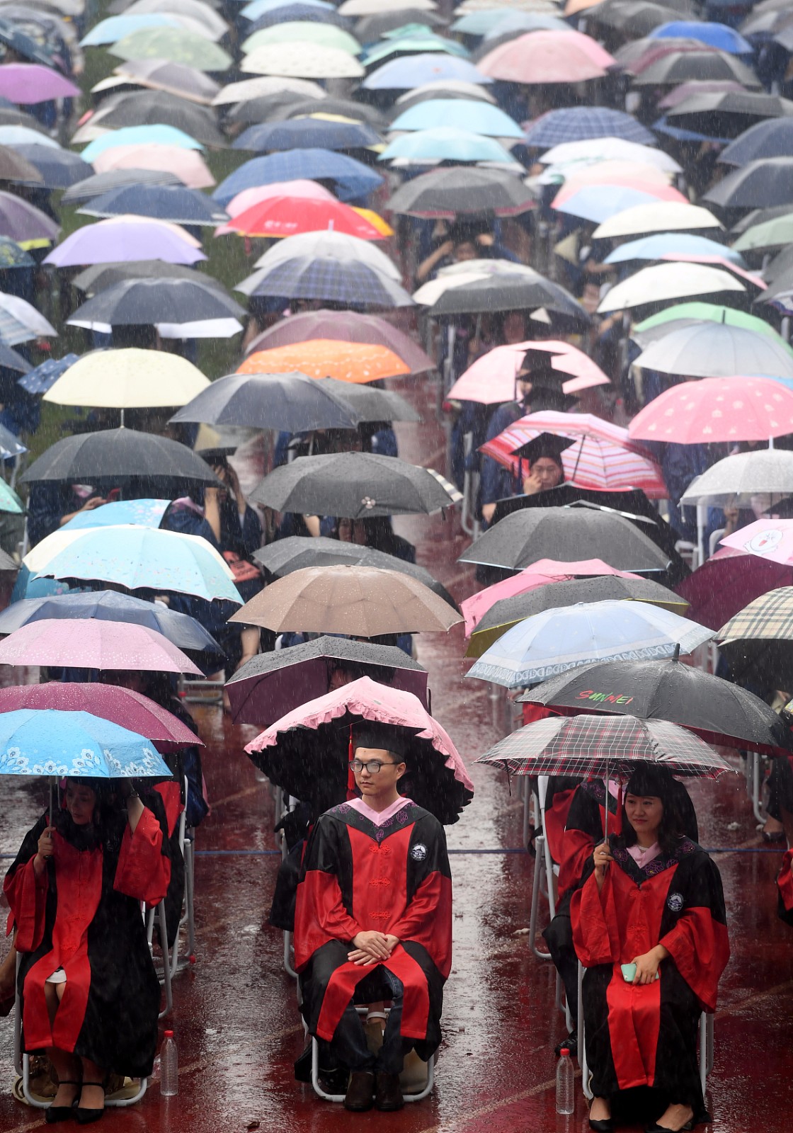 感动!武汉大学万余名学生冒雨参加毕业典礼