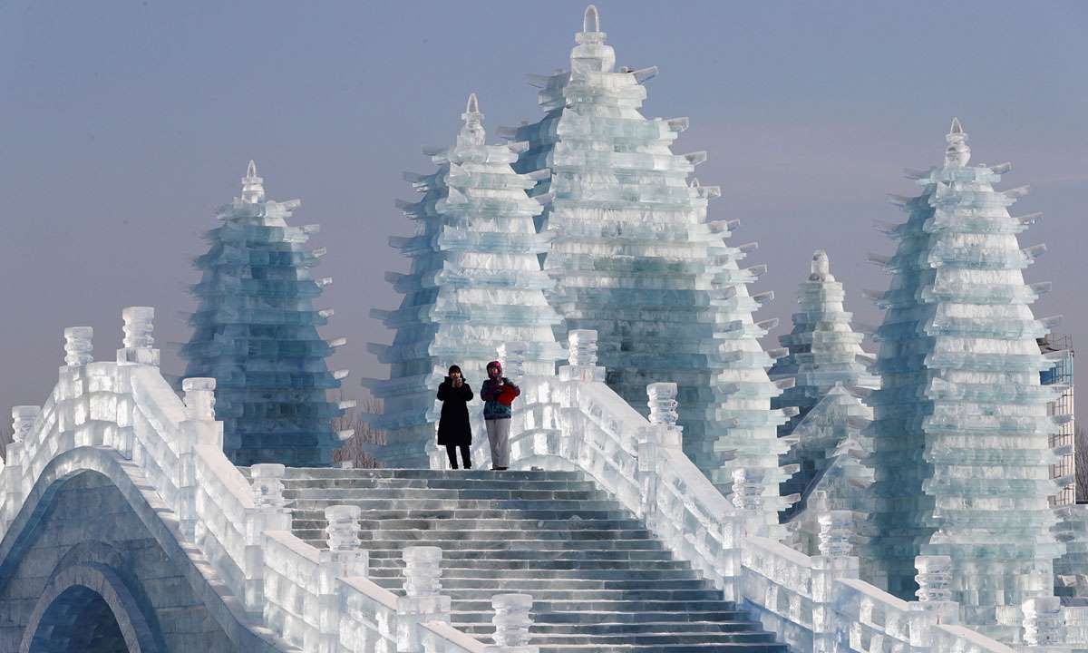 到了春暖花开的季节,哈尔滨曾像水晶宫的冰雕崩解