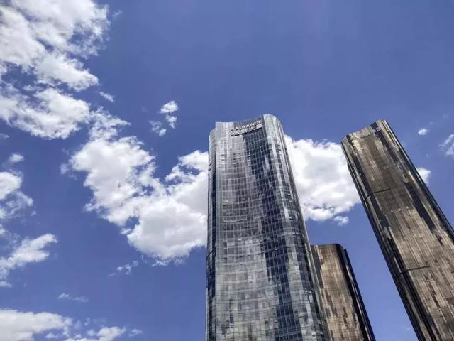 蓝天白云，今天的北京美不胜收