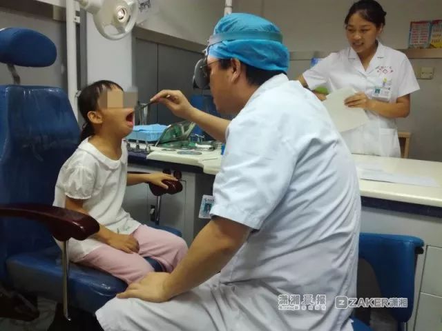 女孩越长越丑,家长怀疑非亲生,到医院一查竟然