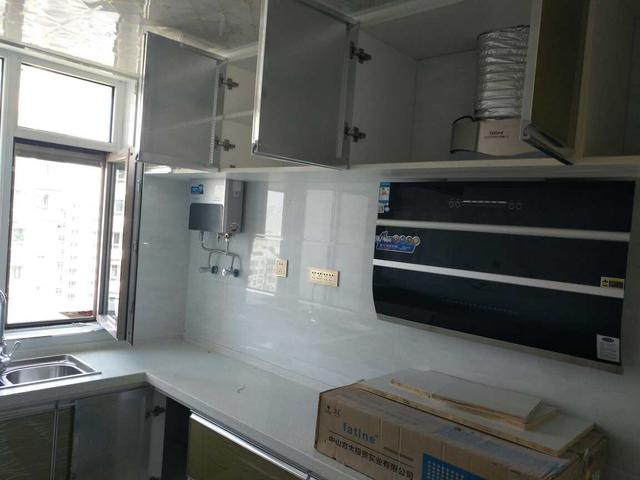 婆婆8万装修的新房，电视墙一看我笑出声，其次是两个衣柜门！