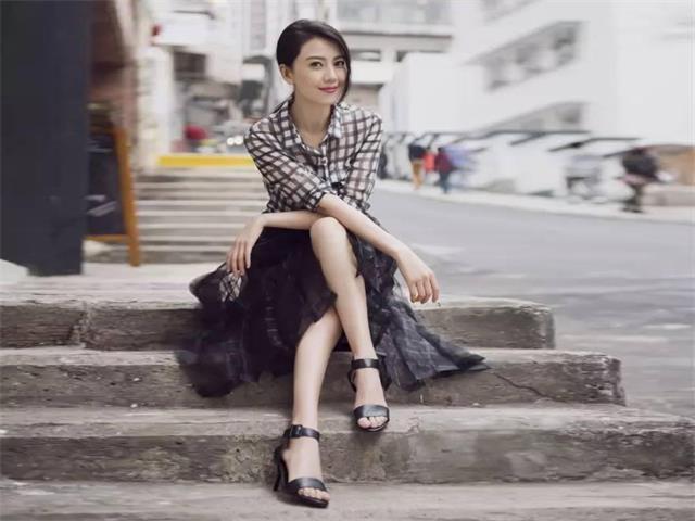 高圆圆衣品太赞了,穿什么火什么,能去当设计师