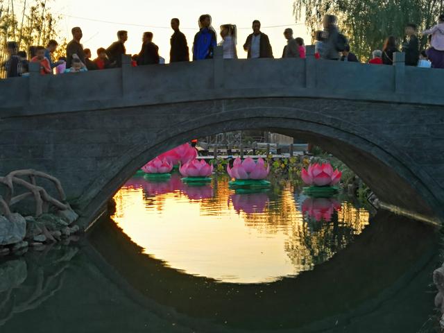 庆假期来水城·三国小镇 西北首个水上火舞表