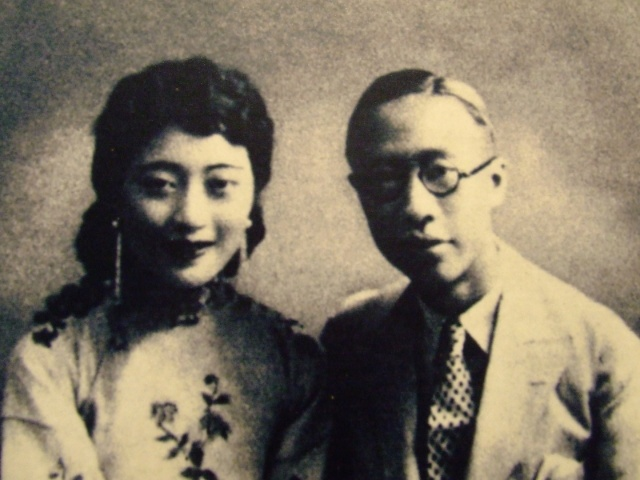 末代
天子溥仪在回忆录里
描述了他柔顺容的洞房之夜,排场令人动容