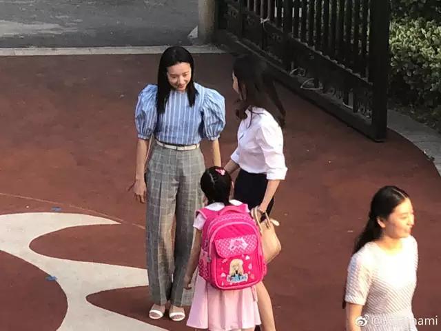 偶遇董洁幼儿园外接女儿放学，造型时尚气质佳却不及身旁白衣女